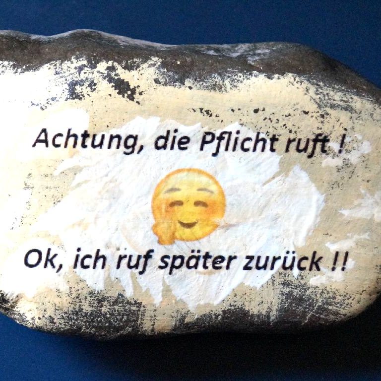 Stein mit Text: "Achtung, die Pflicht ruft!" und "Ok, ich ruf später zurück" sowie ein Emoji.
