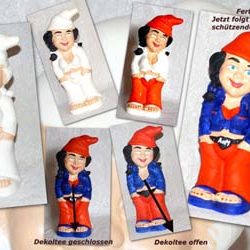Bunte Figuren in verschiedenen Posen, mit rotem Hut und bunter Kleidung.